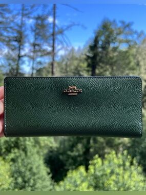 COACH Slim Bifold Wallet GREEN
Crossgrain Leather with Gold Hardware AUTHENTIC